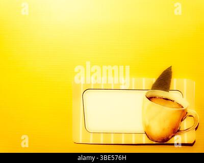 Tasse Zitronentee auf gelbem neutralen Hintergrund Stockfoto