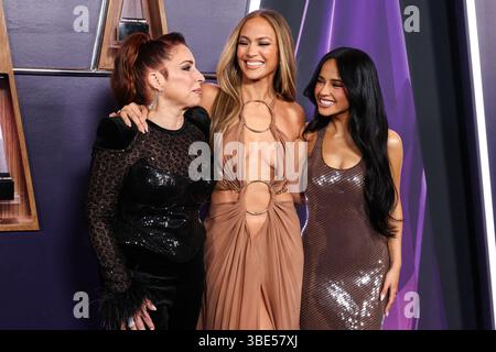 LAS VEGAS, NEVADA, USA – 26. MAI: Gloria Estefan, Jennifer Lopez (J.Lo) und Becky G posieren bei den American Music Awards 2025, die am 26. Mai 2025 im Fontainebleau Las Vegas in Las Vegas, Nevada, USA, stattfanden. (Foto: Xavier Collin/Image Press Agency) Stockfoto
