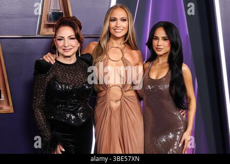 LAS VEGAS, NEVADA, USA – 26. MAI: Gloria Estefan, Jennifer Lopez (J.Lo) und Becky G posieren bei den American Music Awards 2025, die am 26. Mai 2025 im Fontainebleau Las Vegas in Las Vegas, Nevada, USA, stattfanden. (Foto: Xavier Collin/Image Press Agency) Stockfoto