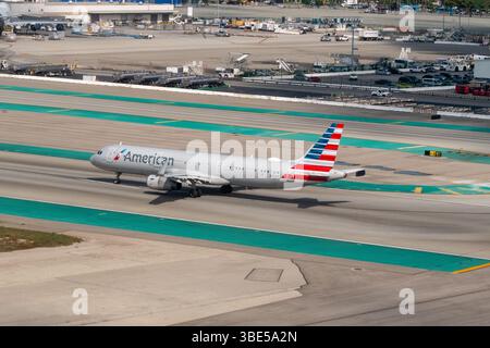 LAX, Los Angeles, Kalifornien, USA - 28. September 2023 - Luftaufnahme eines American Airlines Airbus 321-231 auf der Start- und Landebahn am LAX Stockfoto