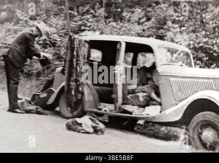 Bonny and Clydes Car (1932 Ford V-8), kurz nach dem Hinterhalt. Die Leiche von Bonnie Parker befindet sich noch auf dem Vordersitz. Foto von FBI-Ermittlern am 23. Mai 1934. Bonnie Elizabeth Parker (1. Oktober 1910 – 23. Mai 1934) und Clyde Chestnut „Champion“ Barrow (24. März 1909 – 23. Mai 1934) waren amerikanische Outlaws, die mit ihrer Bande während der Großen Depression durch die ZentralVereinigten Staaten reisten und zwischen 1932 und 1934 eine Reihe krimineller Handlungen wie Banküberfälle, Entführungen und Morde begangen haben. Sie wurden von der Polizei überfallen und in Bienville Parish, Louisiana, erschossen. Stockfoto