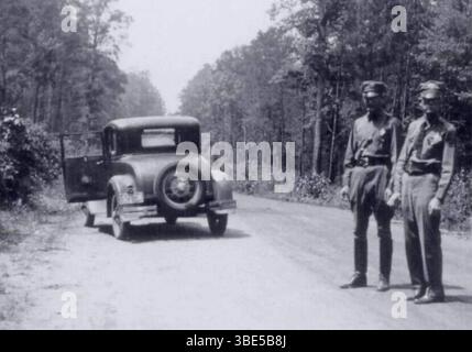 Bonny and Clydes Car (1932 Ford V-8), kurz nach dem Hinterhalt. Foto von FBI-Ermittlern am 23. Mai 1934. Bonnie Elizabeth Parker (1. Oktober 1910 – 23. Mai 1934) und Clyde Chestnut „Champion“ Barrow (24. März 1909 – 23. Mai 1934) waren amerikanische Outlaws, die mit ihrer Bande während der Großen Depression durch die ZentralVereinigten Staaten reisten und zwischen 1932 und 1934 eine Reihe krimineller Handlungen wie Banküberfälle, Entführungen und Morde begangen haben. Sie wurden von der Polizei überfallen und in Bienville Parish, Louisiana, erschossen. Stockfoto