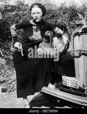Bonnie Prker posiert mit Zigarre und Pistole. Bonnie Elizabeth Parker (1. Oktober 1910 – 23. Mai 1934) und Clyde Chestnut „Champion“ Barrow (24. März 1909 – 23. Mai 1934) waren amerikanische Outlaws, die mit ihrer Bande während der Großen Depression durch die ZentralVereinigten Staaten reisten und zwischen 1932 und 1934 eine Reihe krimineller Handlungen wie Banküberfälle, Entführungen und Morde begangen haben. Sie wurden von der Polizei überfallen und in Bienville Parish, Louisiana, erschossen. Stockfoto