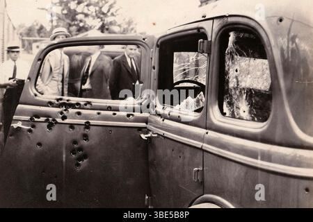 Bonny and Clydes Car (1932 Ford V-8), durchbrochen von Einschusslöchern nach dem Hinterhalt. Foto von FBI-Ermittlern am 23. Mai 1934. Bonnie Elizabeth Parker (1. Oktober 1910 – 23. Mai 1934) und Clyde Chestnut „Champion“ Barrow (24. März 1909 – 23. Mai 1934) waren amerikanische Outlaws, die mit ihrer Bande während der Großen Depression durch die ZentralVereinigten Staaten reisten und zwischen 1932 und 1934 eine Reihe krimineller Handlungen wie Banküberfälle, Entführungen und Morde begangen haben. Sie wurden von der Polizei überfallen und in Bienville Parish, Louisiana, erschossen. Stockfoto