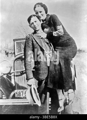 Bonnie Elizabeth Parker (1. Oktober 1910 – 23. Mai 1934) und Clyde Chestnut „Champion“ Barrow (24. März 1909 – 23. Mai 1934) waren amerikanische Outlaws, die mit ihrer Bande während der Großen Depression durch die ZentralVereinigten Staaten reisten und zwischen 1932 und 1934 eine Reihe krimineller Handlungen wie Banküberfälle, Entführungen und Morde begangen haben. Sie wurden von der Polizei überfallen und in Bienville Parish, Louisiana, erschossen. Stockfoto
