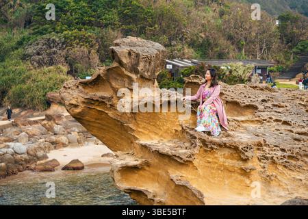 Hochauflösendes Bild, das die atemberaubende Küstenlandschaft und die weltberühmten Felsformationen des Yehliu Geoparks im Norden Taiwans erfasst. Mit robusten s Stockfoto
