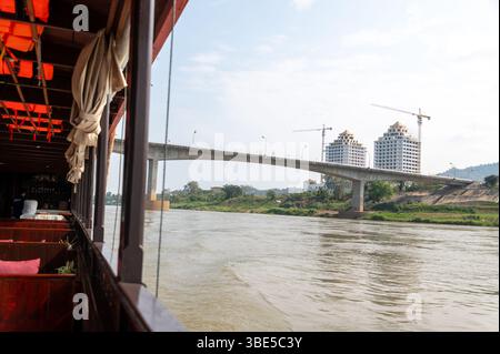 Baukräne auf der laotischen Seite der Thai-Lao Friendship Bridge Nr. IV über den Mekong bei Houayxay, einer kleinen Stadt am Ufer des M Stockfoto