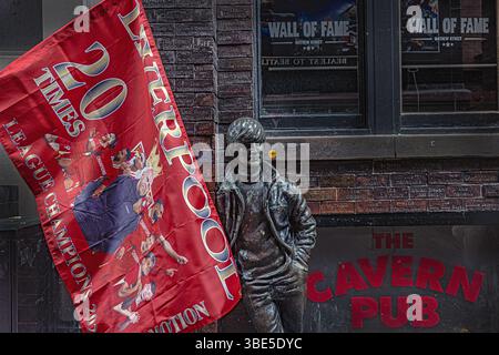 Liverpool FC Flagge mit Statue von John Lennon vor dem Cavern Pub in der Mathew Street Liverpool Merseyside. Stockfoto