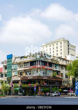 Ho Chi Minh City, Vietnam - 16. März 2025: Urbane Szene mit Liberty Central Hotel, Apartments im Kolonialstil und Yen Sushi und Sake Pub Stockfoto
