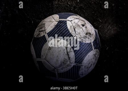 Der alte Fußball liegt auf der Straße, Sport und Sport Stockfoto