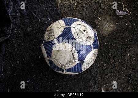 Der alte Fußball liegt auf der Straße, Sport und Sport Stockfoto
