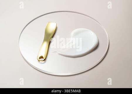 Eine luxuriöse Kosmetikcreme mit reichhaltigen Texturen wird zusammen mit einem eleganten goldenen Applikator vor einem stilvollen Hintergrund präsentiert, der die Eleganz der Schönheit veranschaulicht Stockfoto
