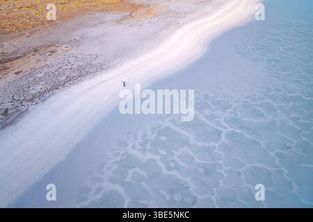 Blick aus der Vogelperspektive auf die atemberaubenden Salinas Grandes Salinen in Salta, Argentinien. Der starke Kontrast zwischen der weißen Salzoberfläche und den Schatten erzeugt Stockfoto