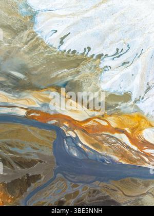 Luftaufnahme von oben, die die verführerischen Wirbel und organischen Muster von natürlichen Elementen einfängt. Die dynamische Palette von Farben und Texturen bietet einen Stockfoto