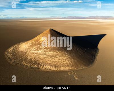 Von oben fängt diese Luftaufnahme den atemberaubenden Cono de Arita ein, einen natürlichen Vulkankegel in der abgelegenen puna-Region von Salta, Argentinien Stockfoto