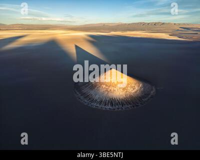 Blick von oben, der atemberaubende Cono de Arita erhebt sich dramatisch aus den Salinen von Salta, Argentinien. Diese Luftaufnahme erfasst das pyramidenartige Bad Stockfoto