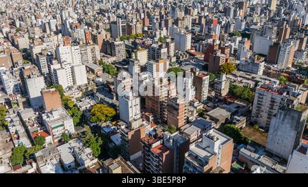 Von oben fängt dieses Bild die dichte architektonische Landschaft der Stadt Rosario in Argentinien ein und zeigt eine Vielzahl von Wohn- und Geschäftsbereichen Stockfoto