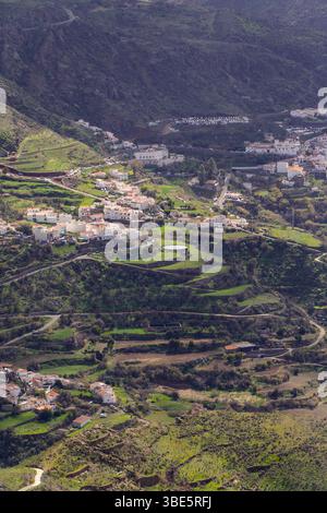 Ein fesselndes Luftbild von Tejeda, einem malerischen Dorf, eingebettet in die grüne, bergige Landschaft von Gran Canaria, mit traditionellen weißen Bu Stockfoto