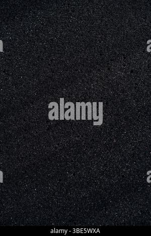 Hintergrund des porösen Schaumgummis. Schwarzer Schaumgummi. Verpackungsmaterial. Stockfoto