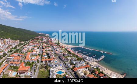 Panoramablick auf Sveti Vlas, Bulgarien, mit Blick auf den Yachthafen, Strände, Gebäude mit rotem Dach, und üppige grüne Hügel entlang der Schwarzmeerküste Stockfoto