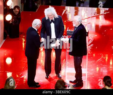Stockholm, Schweden. Mai 2025. König Carl Gustaf verleiht der britischen Rockband Queen 2025 den Polar Music Prize, der von Gitarrist Brian May und Schlagzeuger Roger Taylor verliehen wird. Gala des Polar Music Prize im Grand Hotel in Stockholm, Schweden 27. Mai 2025.Foto: Stefan Jerrevång/TT/Code 60160 Credit: TT News Agency/Alamy Live News Stockfoto