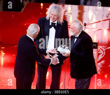 Stockholm, Schweden. Mai 2025. König Carl Gustaf verleiht der britischen Rockband Queen 2025 den Polar Music Prize, der von Gitarrist Brian May und Schlagzeuger Roger Taylor verliehen wird. Gala des Polar Music Prize im Grand Hotel in Stockholm, Schweden 27. Mai 2025.Foto: Stefan Jerrevång/TT/Code 60160 Credit: TT News Agency/Alamy Live News Stockfoto