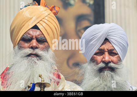 Sikh-Männer in traditioneller Kleidung und Turban eröffnen das Vaisakhi-Festival in London, England, Großbritannien Stockfoto