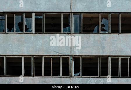 Kaputte Fenster in einem alten verlassenen Gebäude Stockfoto