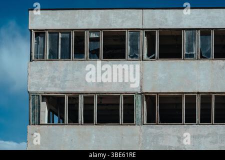 Kaputte Fenster in einem alten verlassenen Gebäude Stockfoto
