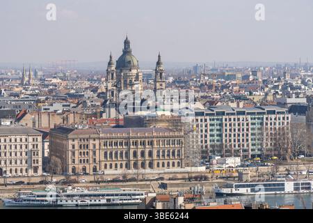 Blick auf die Pestseite von Budapest mit der St. Stephans Basilika und der Donau Stockfoto