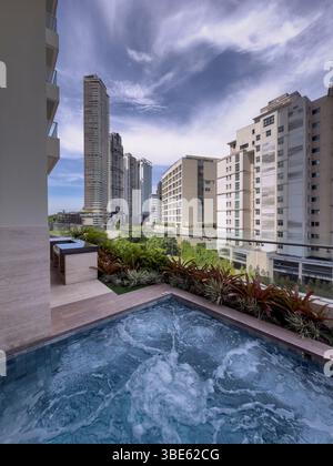 Blick aus einem hohen Winkel auf das Viertel Santa Maria in der Skyline von Panama City am frühen Morgen, Panama. Zentralamerika – Stockfoto Stockfoto