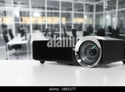 Moderner Videoprojektor auf weißem Tisch im Büro Stockfoto