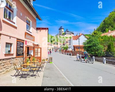 KARLSTEJN- TSCHECHISCH- 10. Mai 2025: Restaurants und Souvenirläden an der Hauptstraße, die zum Schloss Karlstejn führt. Dorf Karlstejn, Mittelböhmen, Tschechisch Stockfoto