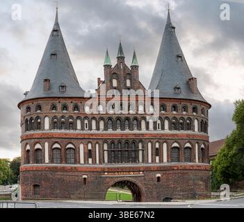 Das Holstentor (niederdeutsch: Holstentor) ist ein Stadttor, das die westliche Grenze der Altstadt der Hansestadt Lübeck markiert Stockfoto