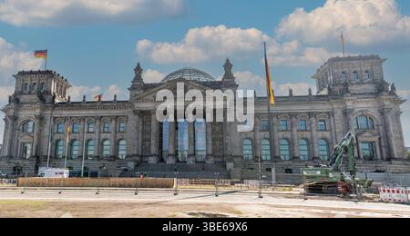 Der Reichstag ist ein historisches Regierungsgebäude am Platz der Republik in Berlin, Sitz der Deutschen BU Stockfoto