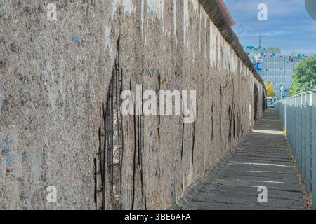 Die Berliner Mauer in der Niederkirchnerstraße in Berlin in der Nähe des Dokumentationszentrums Topographie des Terrors Stockfoto