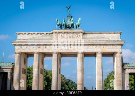 Das Brandenburger Tor ist ein neoklassizistisches Denkmal aus dem 18. Jahrhundert in Berlin. Eines der bekanntesten Wahrzeichen Deutschlands Stockfoto