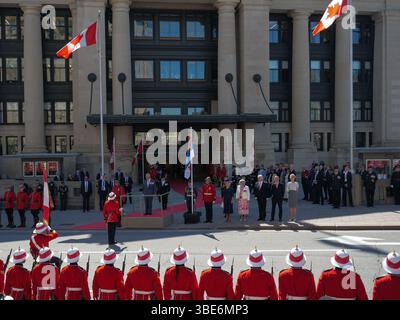Ottawa, Kanada. Mai 2025. König Karl III. Inspiziert die Ehrengarde, als er am 27. Mai 2025 in der Thronrede des Senats von Kanada in Ottawa, Kanada, eintrifft. (Foto: Arrush Chopra/NurPhoto) Credit: NurPhoto SRL/Alamy Live News Stockfoto