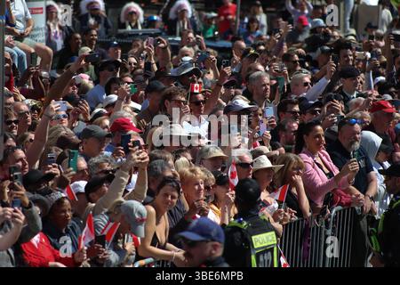 Ottawa, Kanada. Mai 2025. Anhänger von König Karl III. Und Königin Camilla warten auf ihre Ankunft in Ottawa, Kanada, am 27. Mai 2025. (Foto: Arrush Chopra/NurPhoto)0 Credit: NurPhoto SRL/Alamy Live News Stockfoto