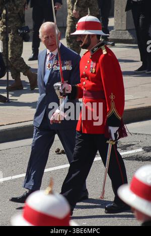 Ottawa, Kanada. Mai 2025. König Karl III. Inspiziert die Ehrengarde, als er am 27. Mai 2025 in der Thronrede des Senats von Kanada in Ottawa, Kanada, eintrifft. (Foto: Arrush Chopra/NurPhoto) Credit: NurPhoto SRL/Alamy Live News Stockfoto