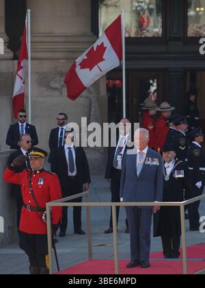 Ottawa, Kanada. Mai 2025. König Karl III. Inspiziert die Ehrengarde, als er am 27. Mai 2025 in der Thronrede des Senats von Kanada in Ottawa, Kanada, eintrifft. (Foto: Arrush Chopra/NurPhoto) Credit: NurPhoto SRL/Alamy Live News Stockfoto