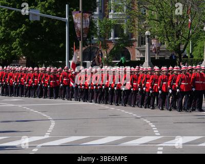 Ottawa, Kanada. Mai 2025. Die Ehrenwache treffen am 27. Mai 2025 im Senatsgebäude in Ottawa ein, vor der Rede des Königs auf dem Thron. (Foto: Arrush Chopra/NurPhoto) Credit: NurPhoto SRL/Alamy Live News Stockfoto