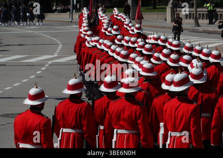Ottawa, Kanada. Mai 2025. Die Ehrenwache treffen am 27. Mai 2025 im Senatsgebäude in Ottawa ein, vor der Rede des Königs auf dem Thron. (Foto: Arrush Chopra/NurPhoto) Credit: NurPhoto SRL/Alamy Live News Stockfoto