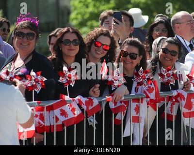 Ottawa, Kanada. Mai 2025. Anhänger von König Karl III. Und Königin Camilla warten auf ihre Ankunft in Ottawa, Kanada, am 27. Mai 2025. (Foto: Arrush Chopra/NurPhoto)0 Credit: NurPhoto SRL/Alamy Live News Stockfoto