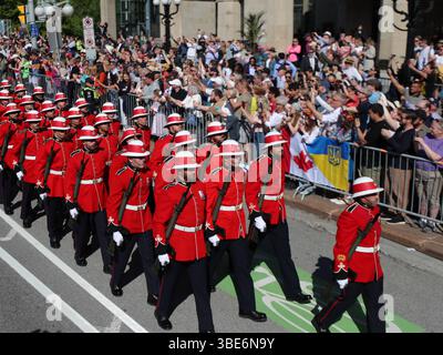 Ottawa, Kanada. Mai 2025. Die Ehrenwache treffen am 27. Mai 2025 im Senatsgebäude in Ottawa ein, vor der Rede des Königs auf dem Thron. (Foto: Arrush Chopra/NurPhoto) Credit: NurPhoto SRL/Alamy Live News Stockfoto
