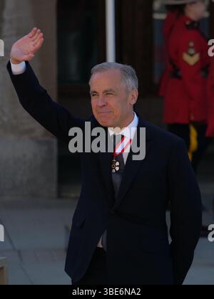 Ottawa, Kanada. Mai 2025. Der Premierminister von Kanada, Mark Carney, begrüßt die Öffentlichkeit vor dem Senatsgebäude in Ottawa, Kanada, am 27. Mai 2025 vor der Thronrede des Königs. (Foto: Arrush Chopra/NurPhoto) Credit: NurPhoto SRL/Alamy Live News Stockfoto