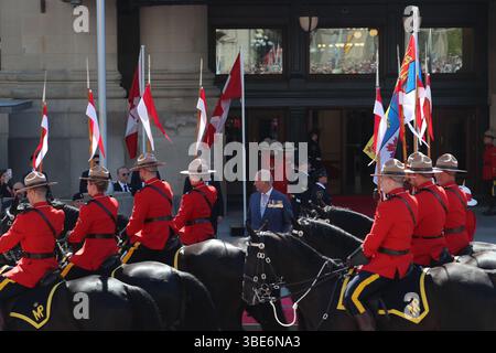 Ottawa, Kanada. Mai 2025. König Karl III. Inspiziert die Ehrengarde, als er am 27. Mai 2025 in der Thronrede des Senats von Kanada in Ottawa, Kanada, eintrifft. (Foto: Arrush Chopra/NurPhoto) Credit: NurPhoto SRL/Alamy Live News Stockfoto