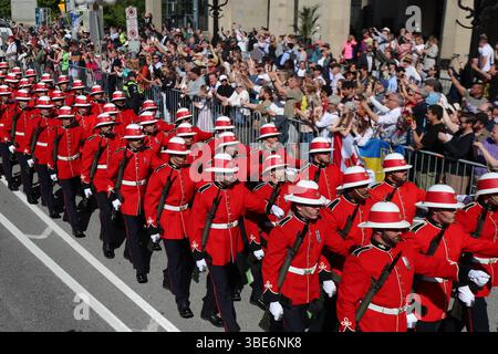 Ottawa, Kanada. Mai 2025. Die Ehrenwache treffen am 27. Mai 2025 im Senatsgebäude in Ottawa ein, vor der Rede des Königs auf dem Thron. (Foto: Arrush Chopra/NurPhoto) Credit: NurPhoto SRL/Alamy Live News Stockfoto