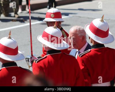 Ottawa, Kanada. Mai 2025. König Karl III. Inspiziert die Ehrengarde, als er am 27. Mai 2025 in der Thronrede des Senats von Kanada in Ottawa, Kanada, eintrifft. (Foto: Arrush Chopra/NurPhoto) Credit: NurPhoto SRL/Alamy Live News Stockfoto