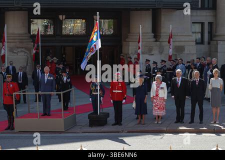 Ottawa, Kanada. Mai 2025. König Karl III. Inspiziert die Ehrengarde, als er am 27. Mai 2025 in der Thronrede des Senats von Kanada in Ottawa, Kanada, eintrifft. (Foto: Arrush Chopra/NurPhoto) Credit: NurPhoto SRL/Alamy Live News Stockfoto